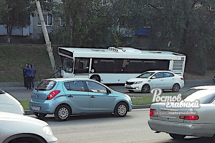 Авария произошла на проспекте Королева в районе дома № 6 Авария произошла на проспекте Королева в районе дома № 6