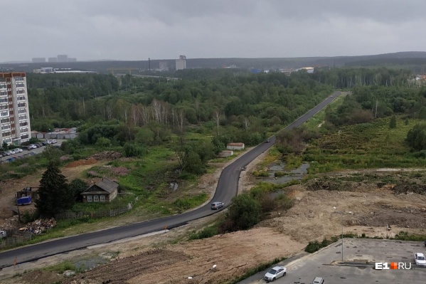 На дороге уложили новый асфальт На дороге уложили новый асфальт