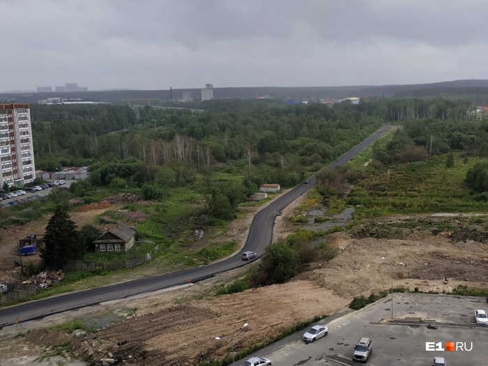 На дороге уложили новый асфальт На дороге уложили новый асфальт