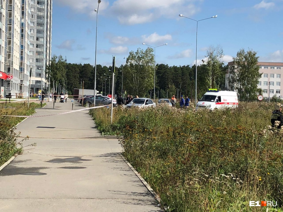 На место приехали полицейские и скорая На место приехали полицейские и скорая