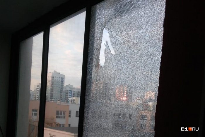 Толстое стекло на балконе третьего этажа разбито Толстое стекло на балконе третьего этажа разбито