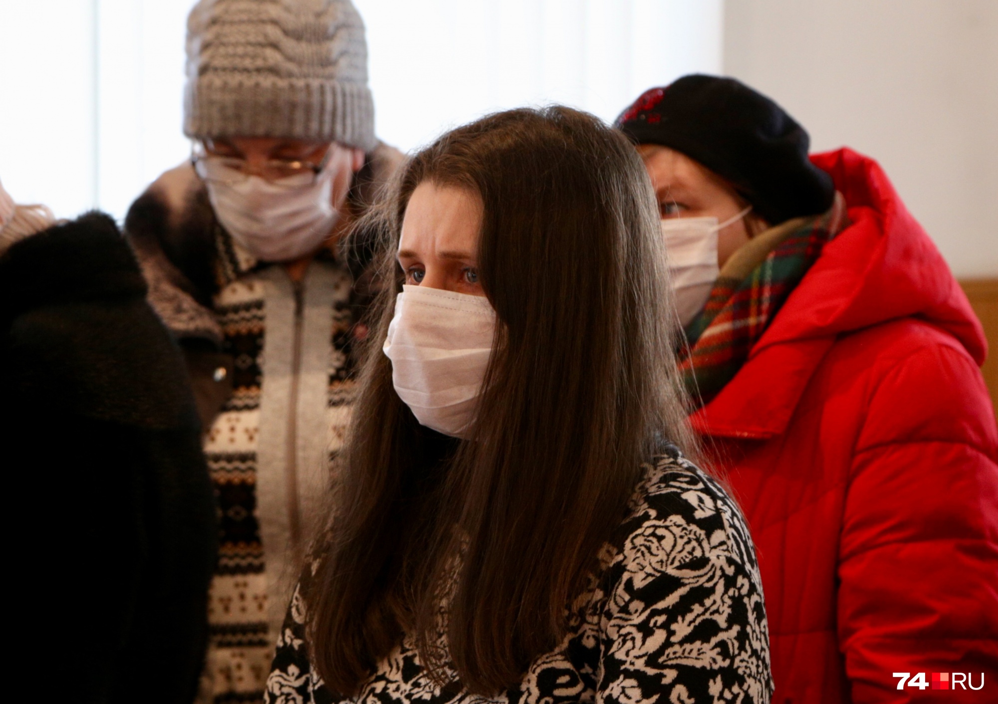 Во время оглашения приговора подсудимая, её друзья и родные надели медицинские маски Во время оглашения приговора подсудимая, её друзья и родные надели медицинские маски