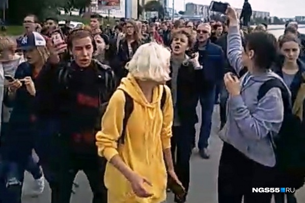 Митингующие громко скандируют лозунги Митингующие громко скандируют лозунги