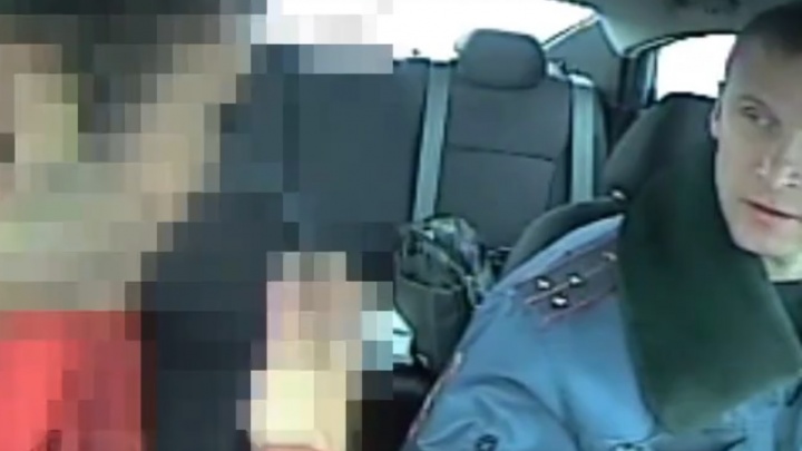 «Просто здесь оставлю»: водитель грузовика под камерами предлагал взятку ГИБДД
