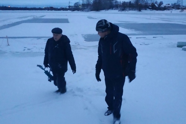Мужчина провалился в месте, где лед вырезали для ледового городка Мужчина провалился в месте, где лед вырезали для ледового городка 