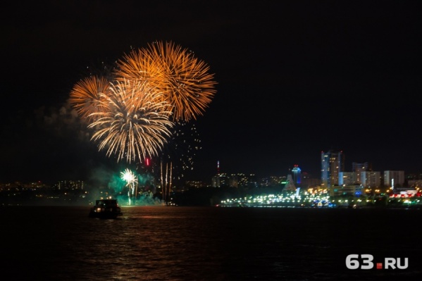 Салют начнется в 22:30 Салют начнется в 22:30