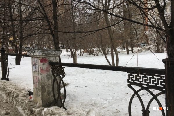 Часть ограды недавно украли Часть ограды недавно украли