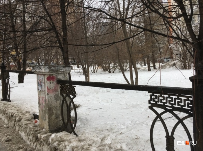 Часть ограды недавно украли Часть ограды недавно украли