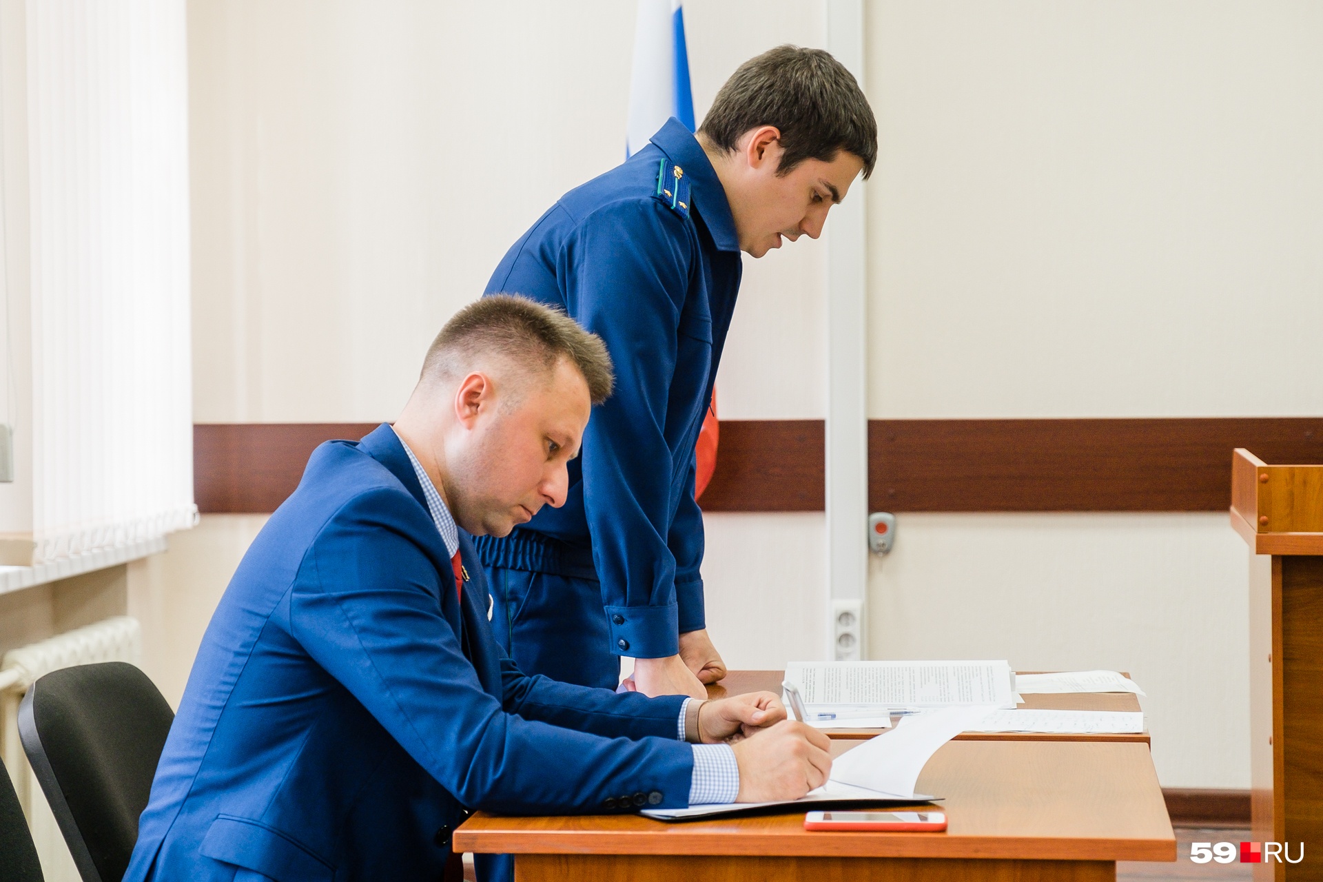 Гособвинитель (на заднем плане) считает, что Телепнев нанес 20-летнему пермяку два удара из-за того, что тот сделал экс-депутату замечание