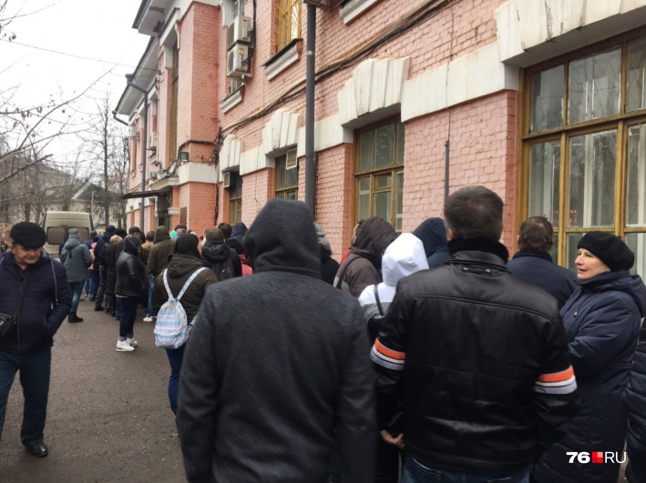 В Ярославле очередь растянулась аж на улицу В Ярославле очередь растянулась аж на улицу