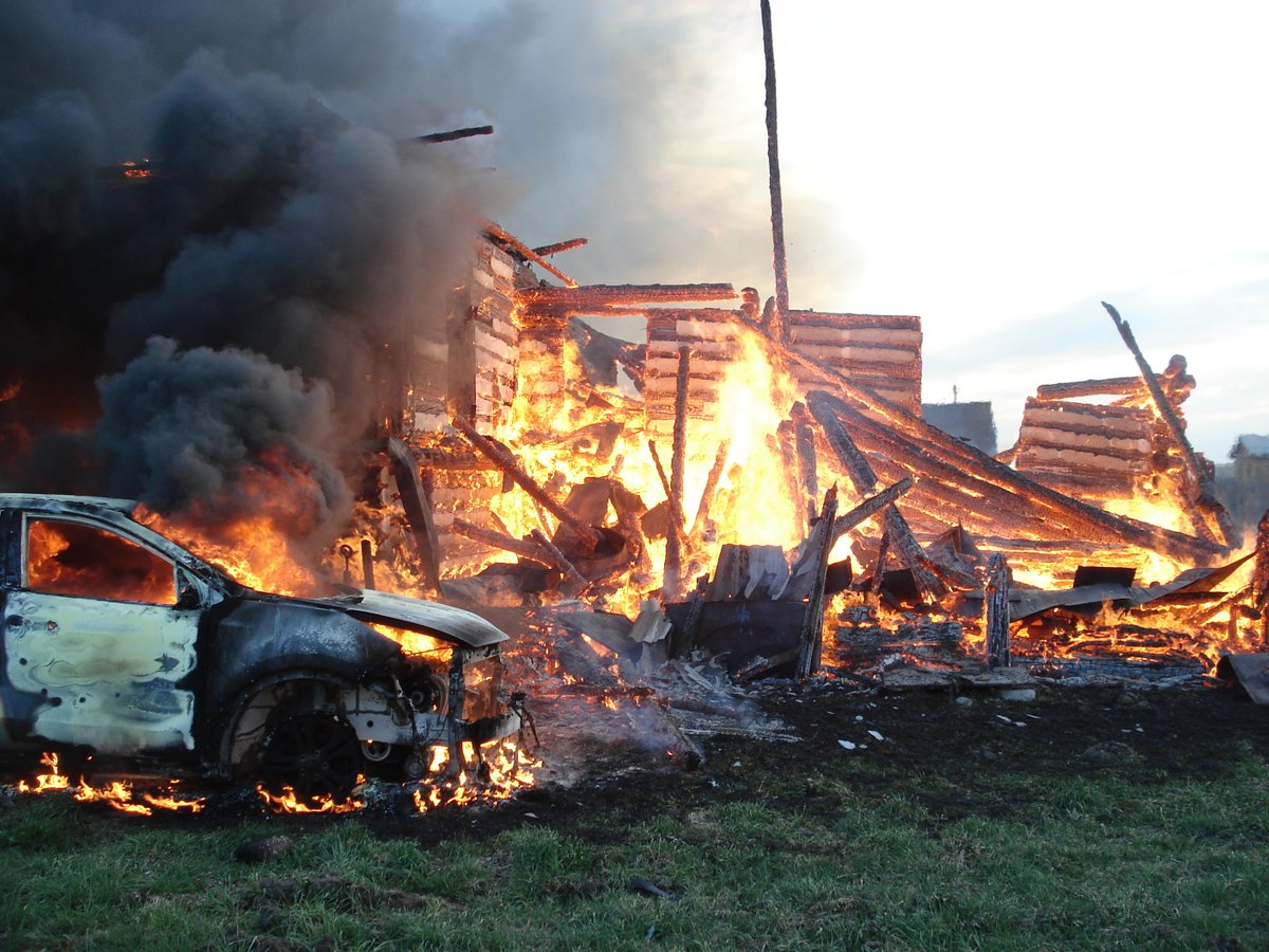 Полыхали и дом, и машина: сильный пожар в Ярославской области тушили почти семь часов