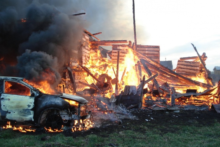 Огонь полностью уничтожил дом и авто