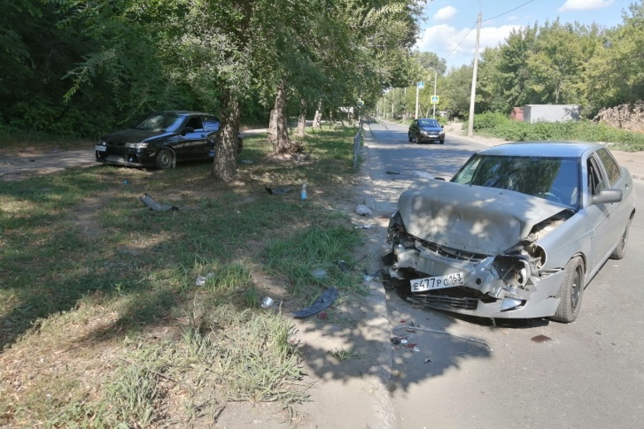 Авария произошла на узкой дороге Авария произошла на узкой дороге