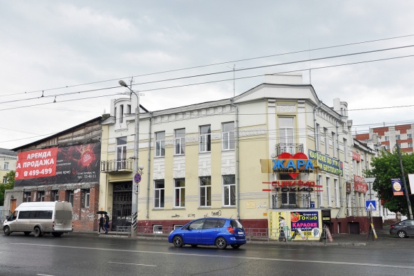 В историческом здании находится караоке и стриптиз-клуб В историческом здании находится караоке и стриптиз-клуб