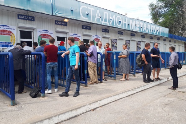 Одна из точек продажи — кассы стадиона «Металлург» Одна из точек продажи — кассы стадиона «Металлург»