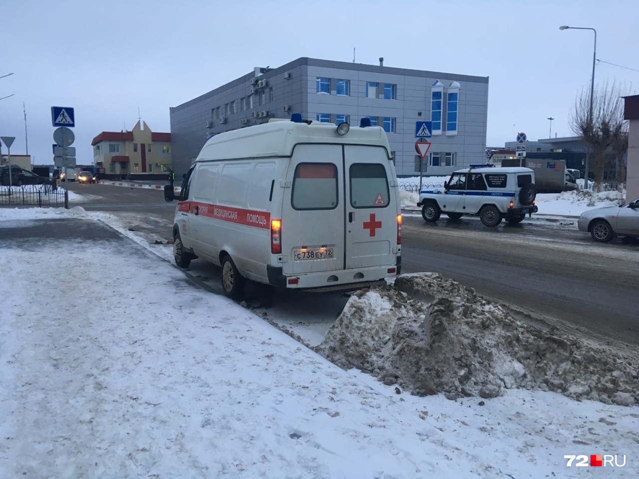 На месте дежурят медики и полицейские На месте дежурят медики и полицейские