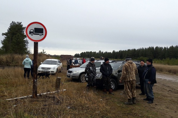 Люди до сих пор стоят на дороге в знак протеста Люди до сих пор стоят на дороге в знак протеста