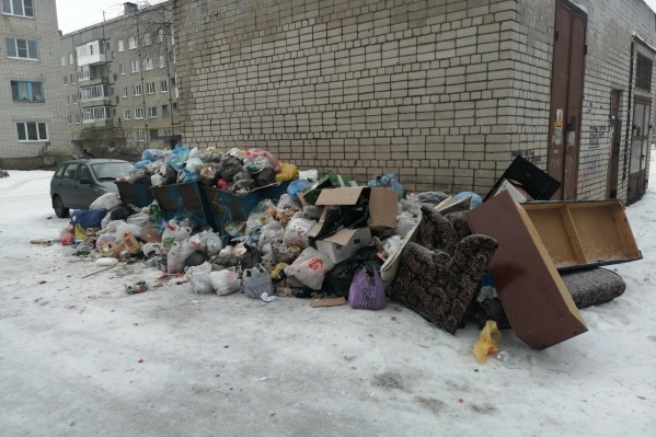 Это фото из Котласа опубликовали активисты движения «Поморье — не помойка!» еще 6 января. Они назвали ситуацию в городе «мусорным коллапсом». С тех пор она не улучшилась — регоператор до сих не заключил ни одного договора в Котласе с перевозчиками отходов Это фото из Котласа опубликовали активисты движения «Поморье — не помойка!» еще 6 января. Они назвали ситуацию в городе «мусорным коллапсом». С тех пор она не улучшилась — регоператор до сих не заключил ни одного договора в Котласе с перевозчиками отходов
