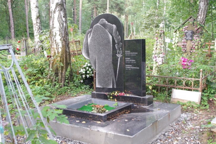 Памятники на могилах можно устанавливать только через год после смерти, поэтому на могиле Воловича плита появилась не сразу