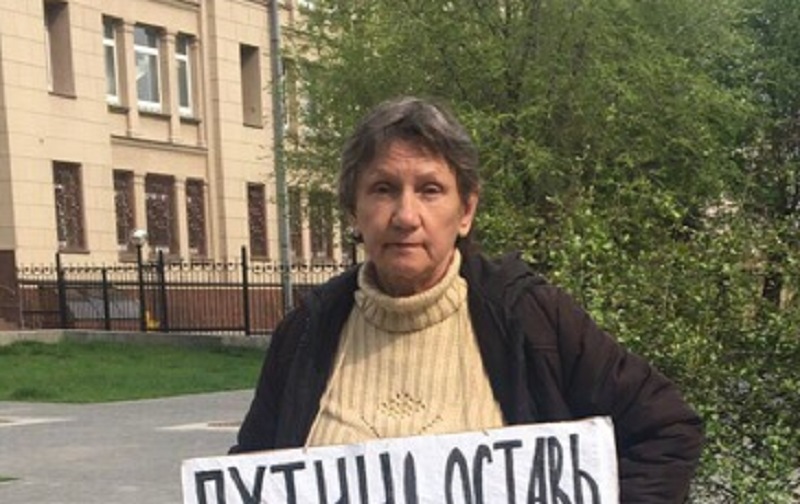 «Мэра-изувера в отставку»: в центре Волгограда малолетки набросились на пикетчицу-оппозиционерку