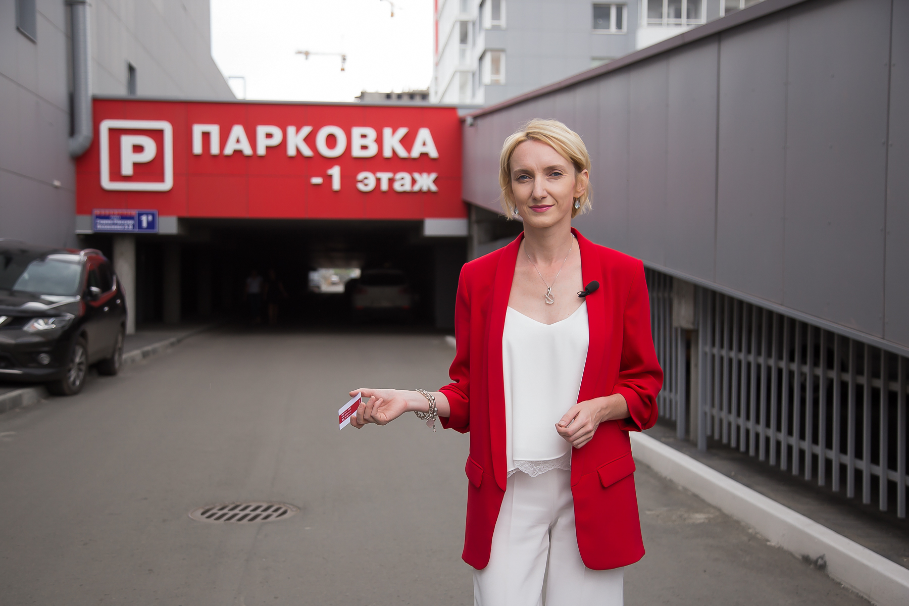 А Анна, пользуясь случаем, призвала жителей комплекса к сознательности. Дворы — для людей, парковки — для машин А Анна, пользуясь случаем, призвала жителей комплекса к сознательности. Дворы — для людей, парковки — для машин