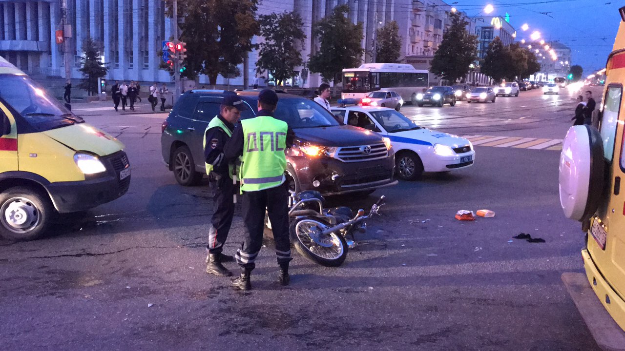 В центре Перми столкнулись иномарка и мотоцикл: два человека пострадали