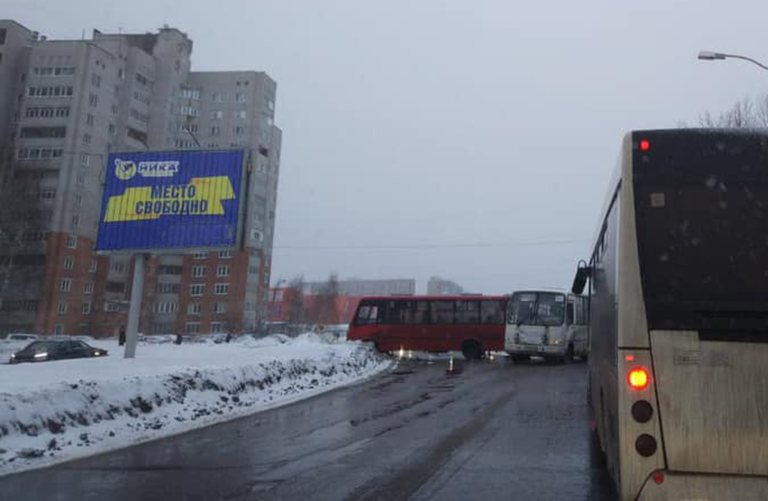 Движение на проспекте сильно затруднено Движение на проспекте сильно затруднено