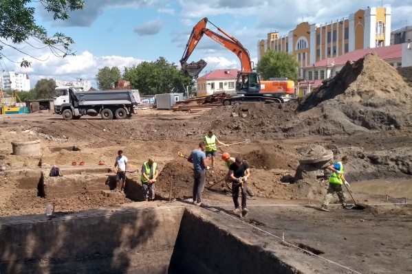 Археологи соседствуют со строителями моста Археологи соседствуют со строителями моста