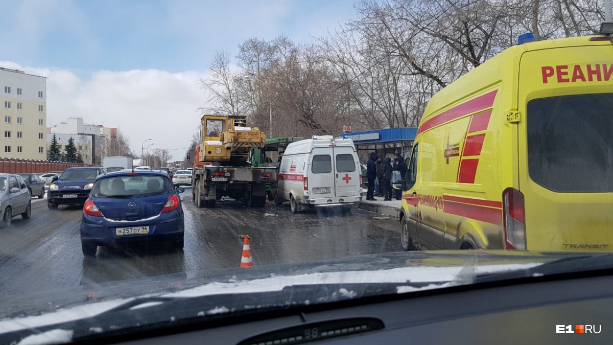 На Широкой Речке автокран врезался в маршрутку, стоявшую на остановке