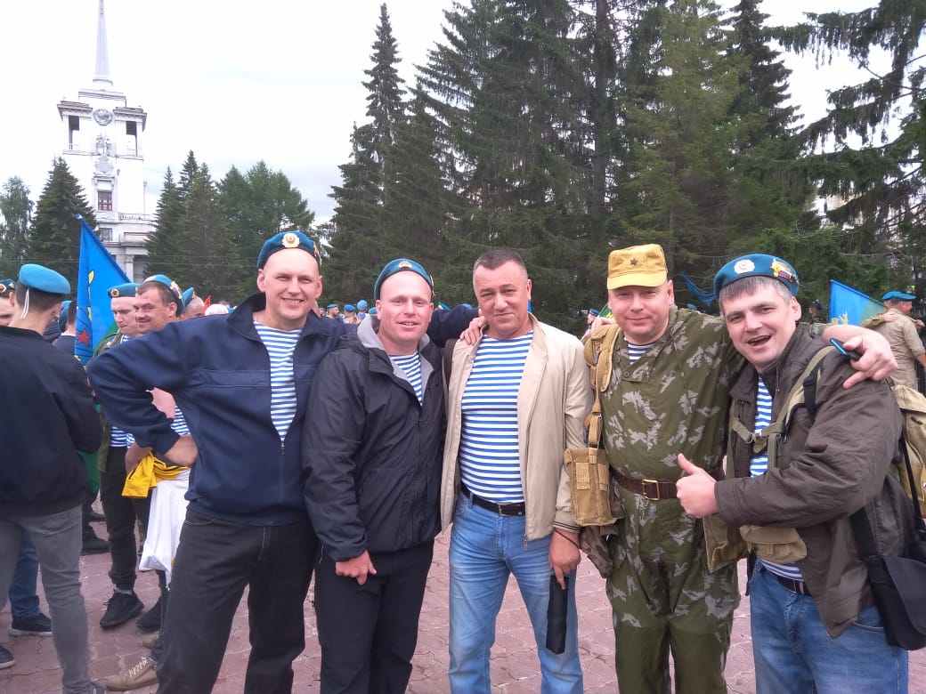 Сергей Житников на фото в центре в бежевой куртке Сергей Житников на фото в центре в бежевой куртке
