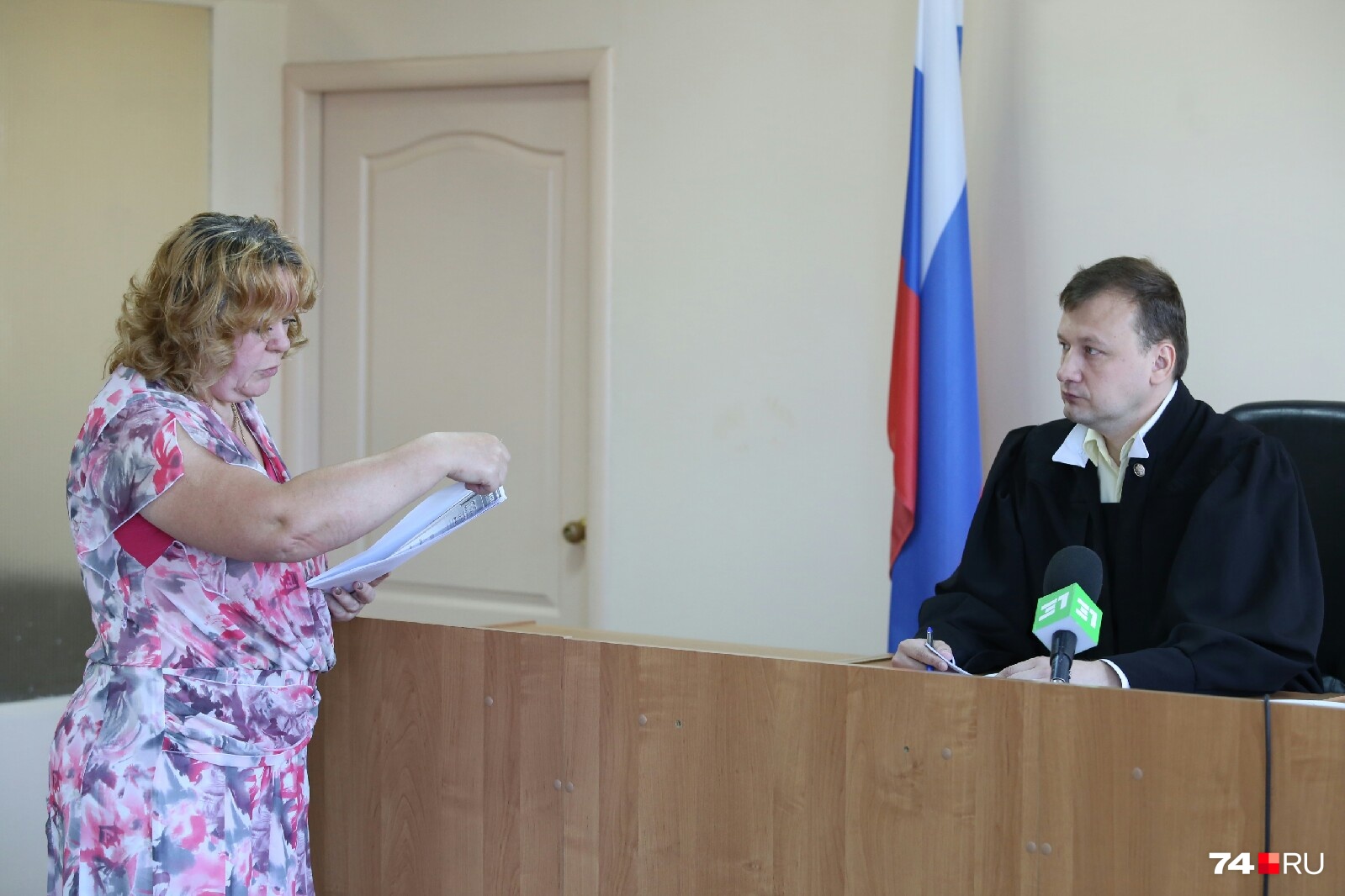 Защитник Ахмедовой предоставила документы о том, что у девушки на носу сессия, и ей нужно готовиться к экзаменам Защитник Ахмедовой предоставила документы о том, что у девушки на носу сессия, и ей нужно готовиться к экзаменам