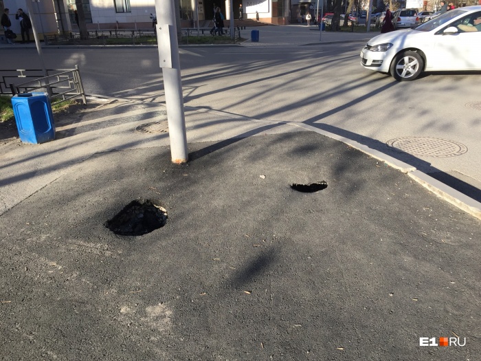На тротуаре снова ямы На тротуаре снова ямы