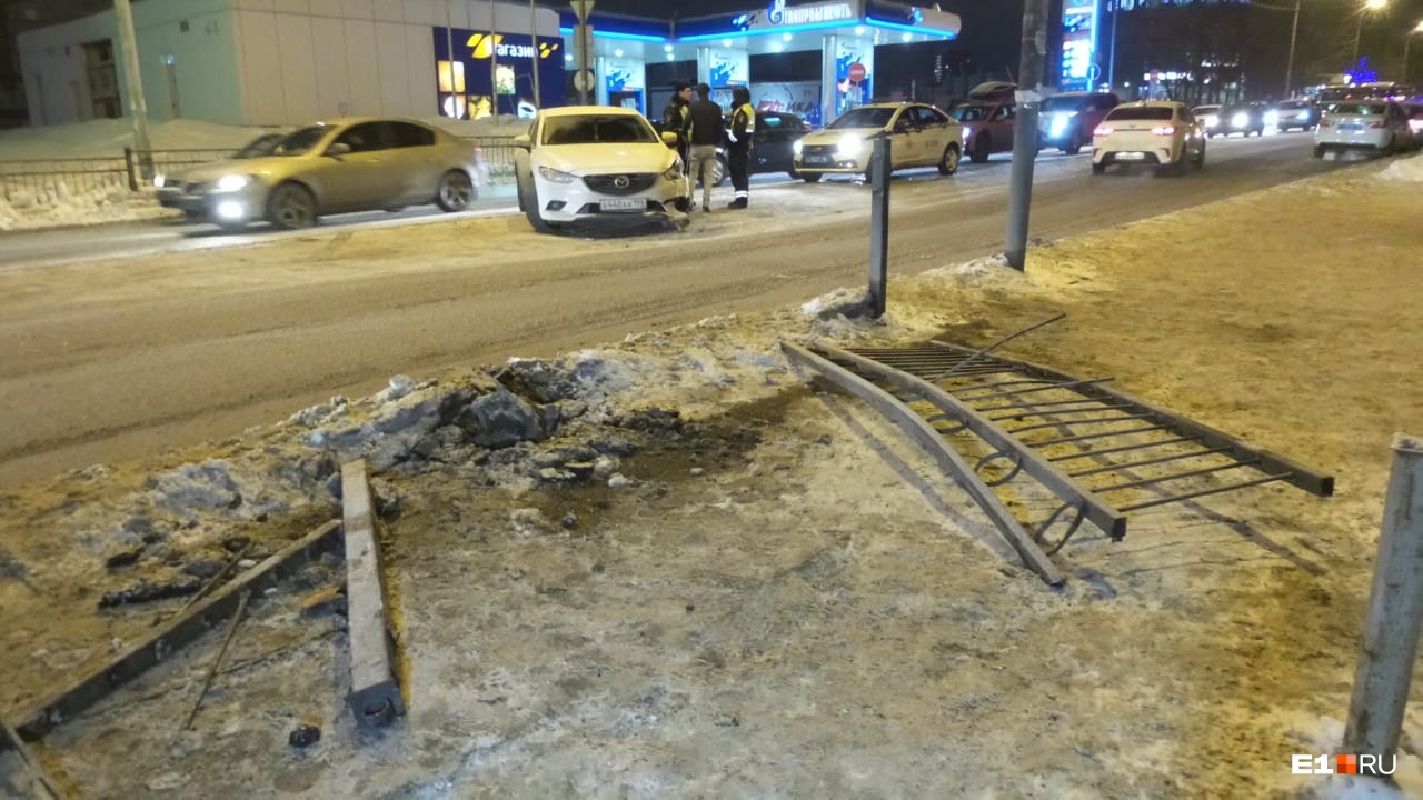 От удара в Mazda внедорожник отбросило на противоположный край дороги От удара в Mazda внедорожник отбросило на противоположный край дороги