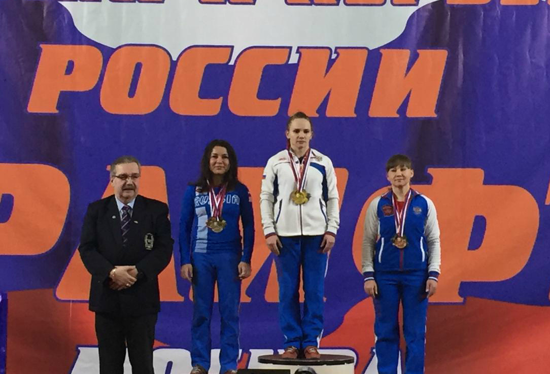 Спортсменка из Новосибирска — крайняя справа Спортсменка из Новосибирска — крайняя справа