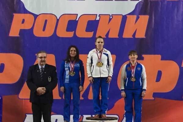 Спортсменка из Новосибирска — крайняя справа Спортсменка из Новосибирска — крайняя справа