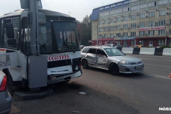 Пассажиры считают, что водитель их спас: если бы не удар в столб, автобус мог перевернуться Пассажиры считают, что водитель их спас: если бы не удар в столб, автобус мог перевернуться 