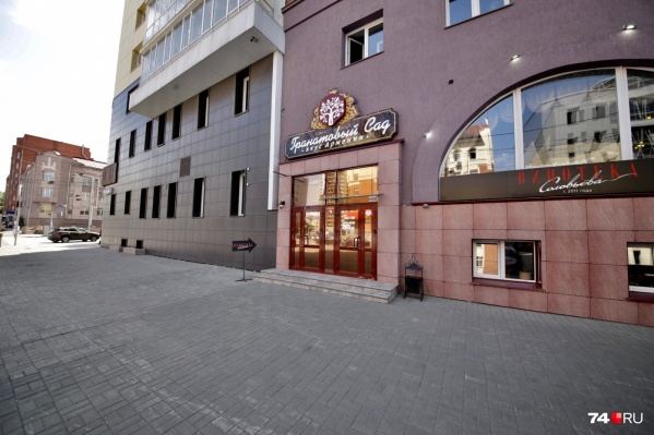 Ресторан Grill Food расположен в жилом доме в центре Челябинска и работает пока со старой вывеской Ресторан Grill Food расположен в жилом доме в центре Челябинска и работает пока со старой вывеской