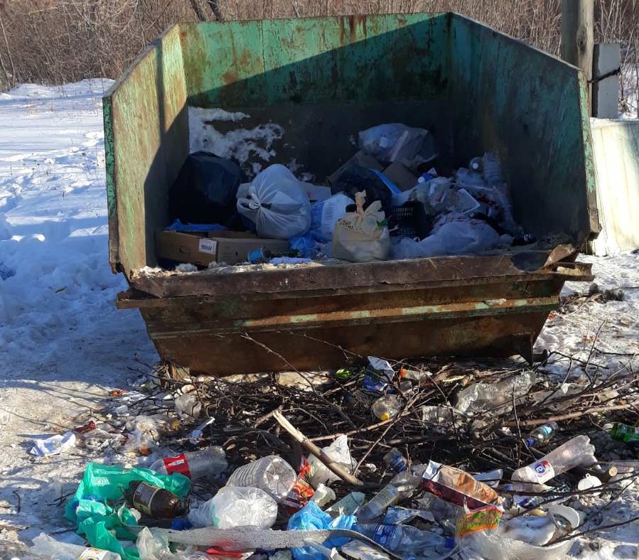 Контейнеры в посёлке кое-где всё-таки поставили, но площадки возле них так и не оборудовали Контейнеры в посёлке кое-где всё-таки поставили, но площадки возле них так и не оборудовали