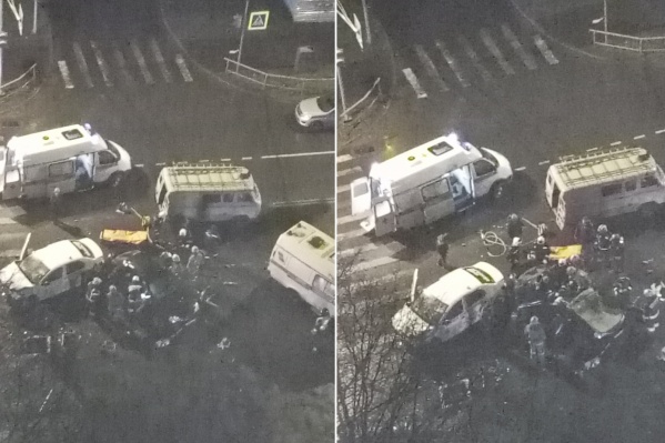 На месте аварии работали несколько машин скорой помощи На месте аварии работали несколько машин скорой помощи 