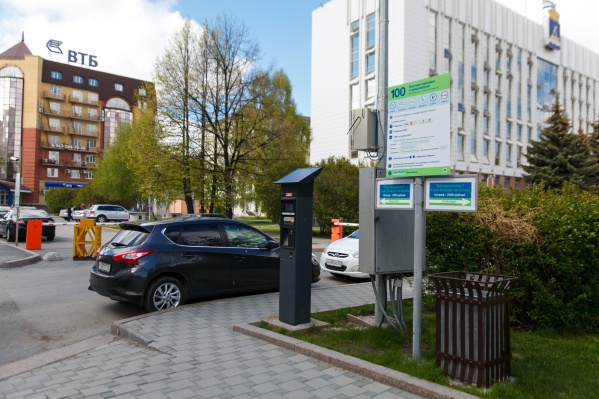 Первые муниципальные площадки для платной парковки оборудовали у городской администрации в 2016 году Первые муниципальные площадки для платной парковки оборудовали у городской администрации в 2016 году