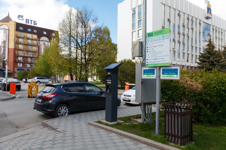Первые муниципальные площадки для платной парковки оборудовали у городской администрации в 2016 году