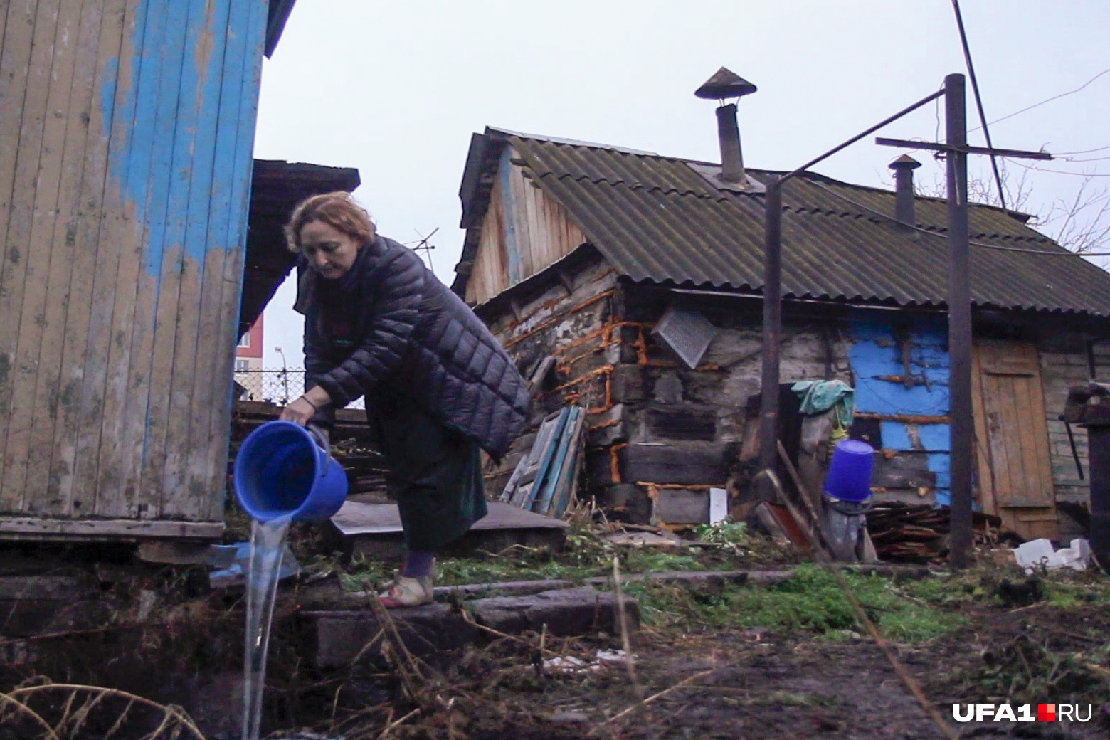 Пока Лилия каждый день выливает воду во дворе Пока Лилия каждый день выливает воду во дворе