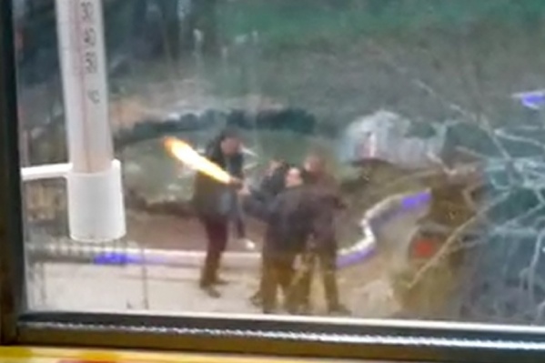 Стрельбу сняли на видео очевидцы Стрельбу сняли на видео очевидцы