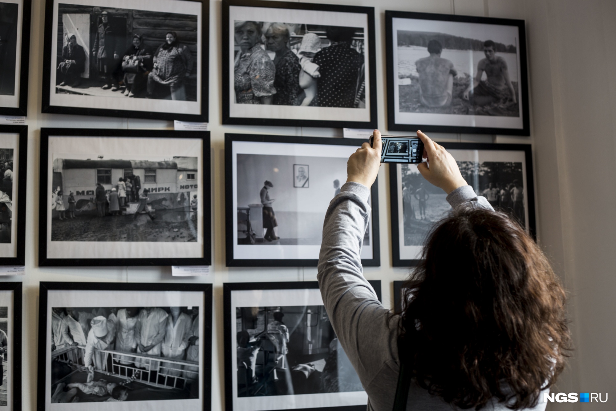 В центре Новосибирска выставили снимки запрещённых советских фотографов: на них есть голые женщины и сироты