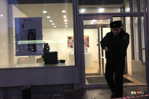 Телефоны украли с демонстрационного стенда Телефоны украли с демонстрационного стенда