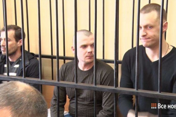 Недавно троих полицейских выпустили из-под стражи и отправили под домашний арест Недавно троих полицейских выпустили из-под стражи и отправили под домашний арест