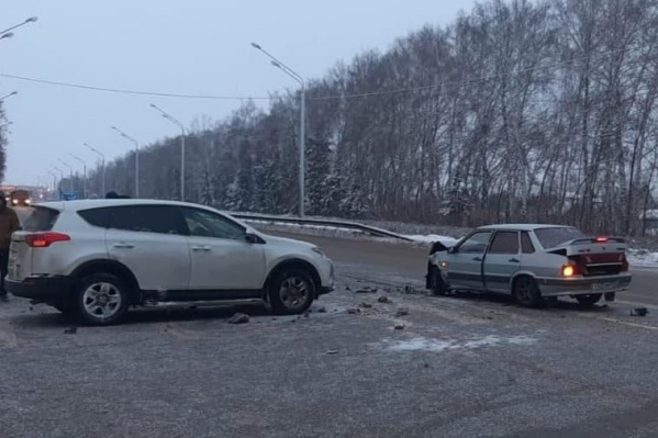 Капот легковушки серьезно пострадал Капот легковушки серьезно пострадал