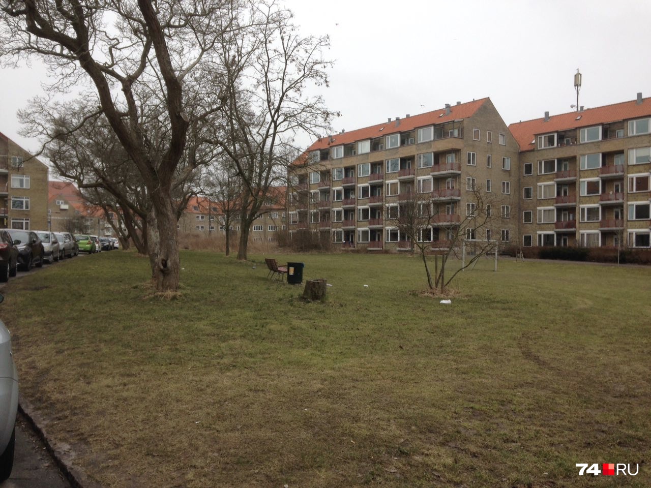 Вот так выглядят многие дворы в Ольборге — пустые газоны без благоустройства