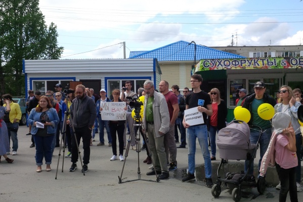 Митинг собрал десятки жителей Кольцово Митинг собрал десятки жителей Кольцово