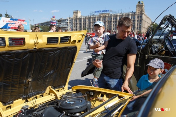 Волгоградцы уже готовят к выезду свои «Победы», «Москвичи» и 21-е «Волги» Волгоградцы уже готовят к выезду свои «Победы», «Москвичи» и 21-е «Волги»